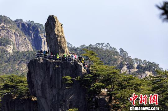 黃山飛來石風(fēng)光?！∪~永清 攝