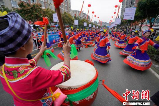 布依族同胞載歌載舞歡慶“三月三”?！≠R俊怡 攝