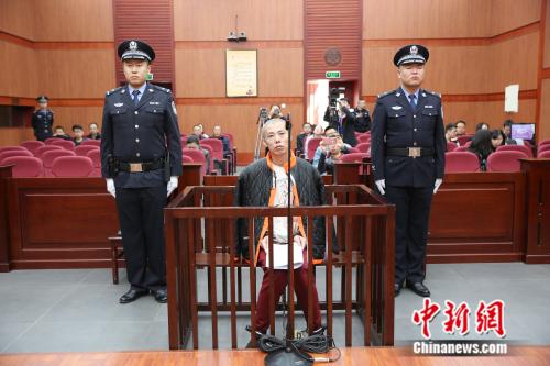 內(nèi)蒙古五人被殺案主犯李鵬飛一審被判死刑。張林虎 攝