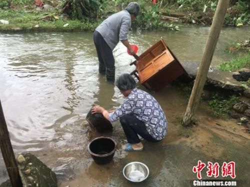 　7月10日，武夷山星村鎮(zhèn)農(nóng)戶自救，正在清洗洪水淹沒的物品?！堺惥?攝