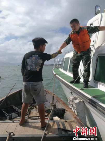 福州海警官兵在福州市連江縣苔菉鎮(zhèn)東洛島附近海域成功救助遇險群眾?！↑S福 攝