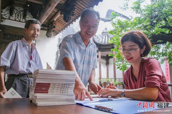 陳美者正在給讀者簽書。曹奧強 攝