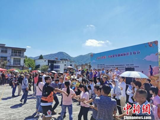 　　22日，2019羅源·中房健身休閑旅游豐收節(jié)暨古鎮(zhèn)探寶活動在羅源縣中房鎮(zhèn)舉行。圖為拔河比賽現(xiàn)場?！∮岷闃?biāo) 攝