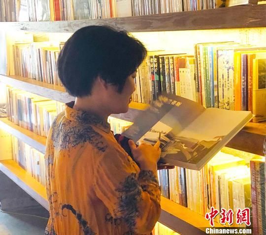 　　圖為先鋒廈地水田書店靜靜的綻放在金秋燦黃的水田中央?！×珠派?攝