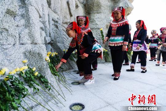 興安縣各界民眾在該縣紅軍長(zhǎng)征突破湘江烈士紀(jì)念碑園開展烈士公祭活動(dòng)。　唐夢(mèng)憲 攝