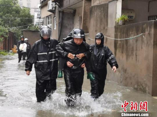 圖為象山民警轉(zhuǎn)移人員?！∠笊焦蔡峁?攝