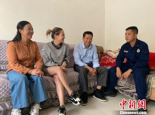 圖為孫永林(右一)與未婚妻羅佑及父母聊天。　袁超 攝 攝