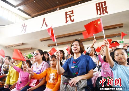 游客在廣東韶關仁化縣城口人民禮堂觀看革命歌曲傳唱演出?！〕叹皞?攝