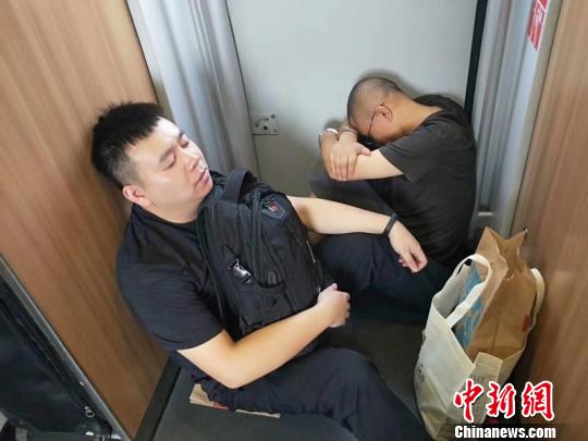 成功抓捕嫌疑人的淳安民警在回程火車上?！【?供圖 攝