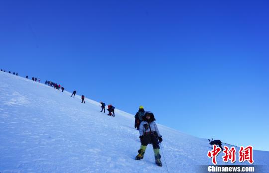 16日，第十七屆中國(guó)西藏登山大會(huì)在拉薩當(dāng)雄縣羊八井高山訓(xùn)練基地閉幕。圖為當(dāng)日天還未亮，來(lái)自中國(guó)各地的山友向海拔6010米的洛堆峰之巔發(fā)起沖擊?！垈?攝