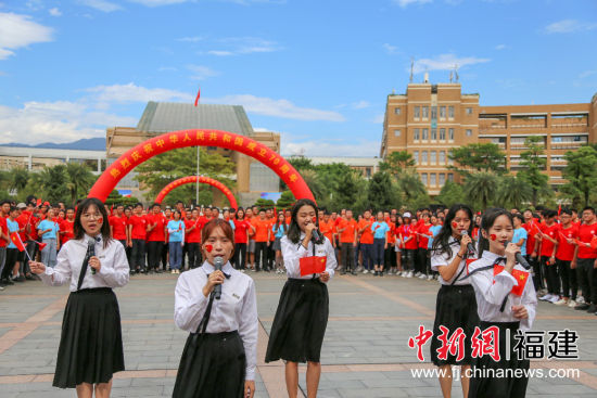 五名學(xué)子即興快閃帶動(dòng)全場一同合唱《我和我的祖國》。劉金鑫 攝