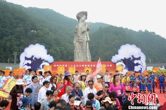 　　7000多位海內外鄉(xiāng)親參加世界客屬第二十五次公祭客家母親河——汀江大典。　龔雯 攝