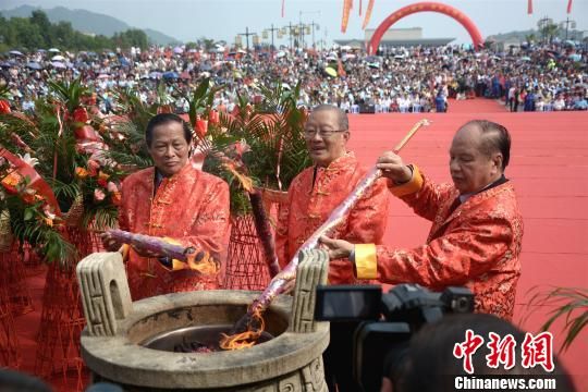 　　海內外客家代表作為主祭人，在更衣、沐圣水、凈手后上香祭拜客家母親河?！↓忲?攝