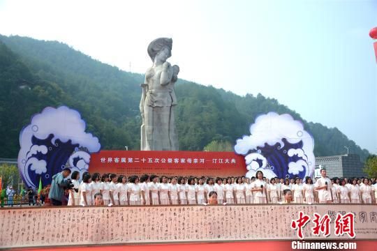 　　長汀青少年在祭拜儀式上朗誦《汀江客家母親賦》。　龔雯 攝