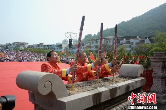 　　海內外客家代表作為主祭人上香祭拜客家母親雕像?！↓忲?攝