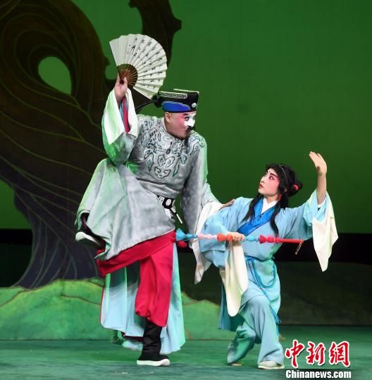 　　福建京劇院二級(jí)演員張飛飛(左)劇中飾演徐九經(jīng)?！∮浾邉⒖筛?攝