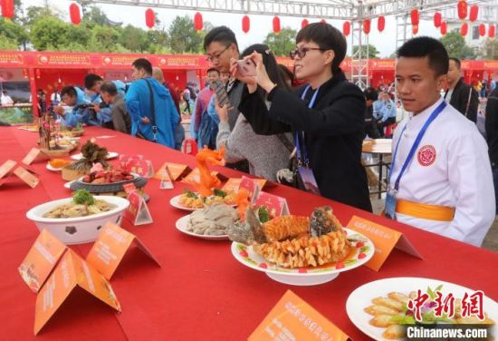 　　觀眾們?cè)谟^賞參賽的客家美食?！↑S水林 攝