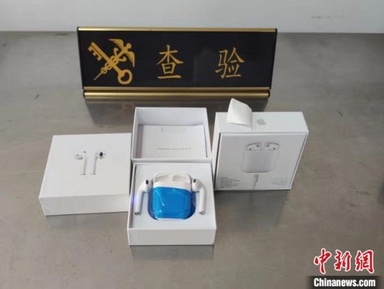 　　榕城海關(guān)在郵遞渠道查獲侵權(quán)“airpods”無(wú)線耳機(jī)1311副。福州海關(guān)供圖