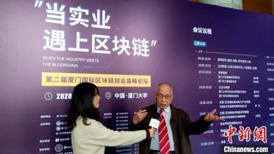 廈門大學(xué)金融研究所所長張亦春教授接受媒體采訪?！罘?攝