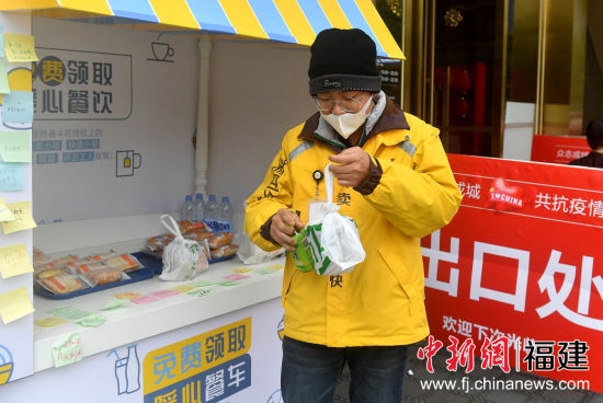 圖為外賣配送員自取餐食。 呂明 攝