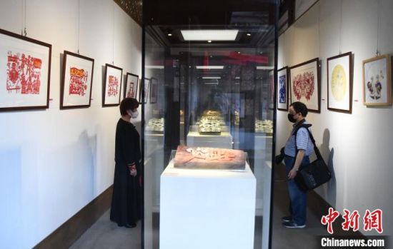 此次展覽近百件參展作品，均為福建非遺傳承人圍繞“戰(zhàn)疫”題材的用心之作?！∮浾邉⒖筛?攝