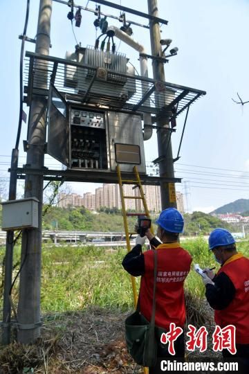 圖為國網連江供電公司工作人員對球場涉及的電力線路開展電阻測試和避雷裝置檢查等工作，保障臺商臺企雨季可靠供電。　記者 張斌 攝