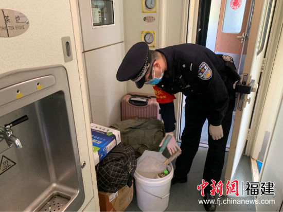 在值乘的列車上，黃警官認真巡視車廂，排查重點人員，通過車廂宣傳防控疫情知識，引導旅客做到科學防控。