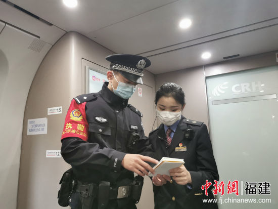 廈門鐵路公安處特警支隊(duì)民警林澤祺 值乘列車